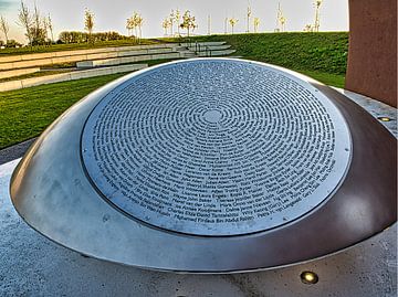 Gedenkplaat van Nationaal Monument MH17 in Park Vijfhuizen van Atelier Liesjes