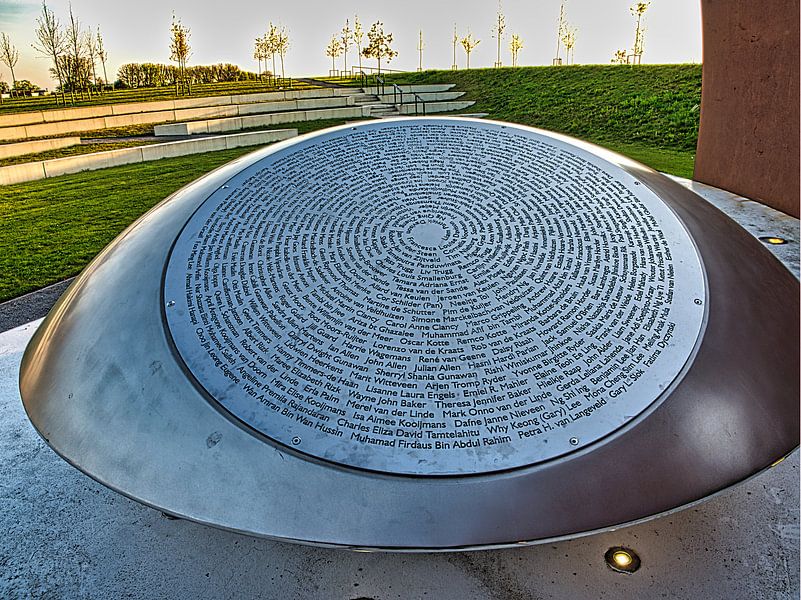 Gedenktafel des Nationaldenkmals MH17 im Park Vijfhuizen von Atelier Liesjes