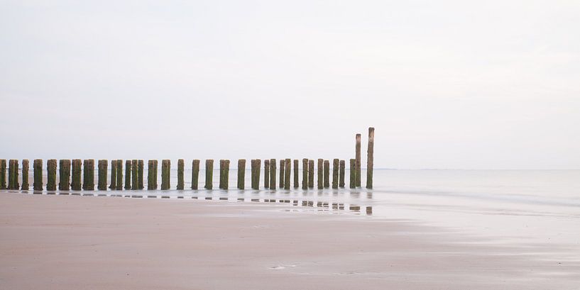 Zeeland strand golfbrekers 9 by John Ouwens