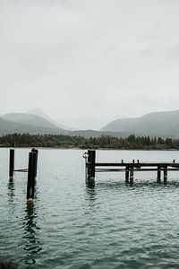 Mistig uitzicht over bergmeer 'Wolfgangsee' | Salzburg, Oostenrijk van Trix Leeflang