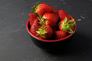 frische Erdbeeren in einer rot-schwarzen Schale