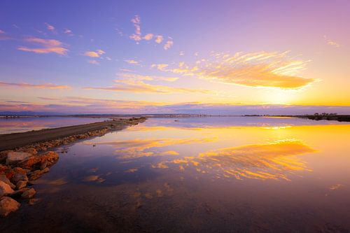 zonsopkomst bij het zoutmeer in Alicante, Spanje van Sugar_bee_photography