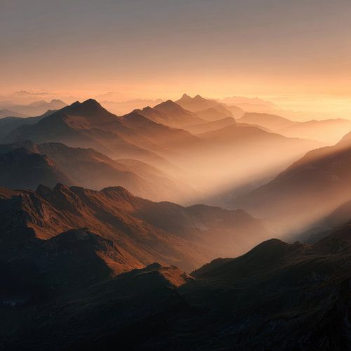 Souffle d'or entre les chaînes de montagnes