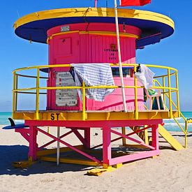 Pink Baywatch Miami Beach van Vera Cerutti