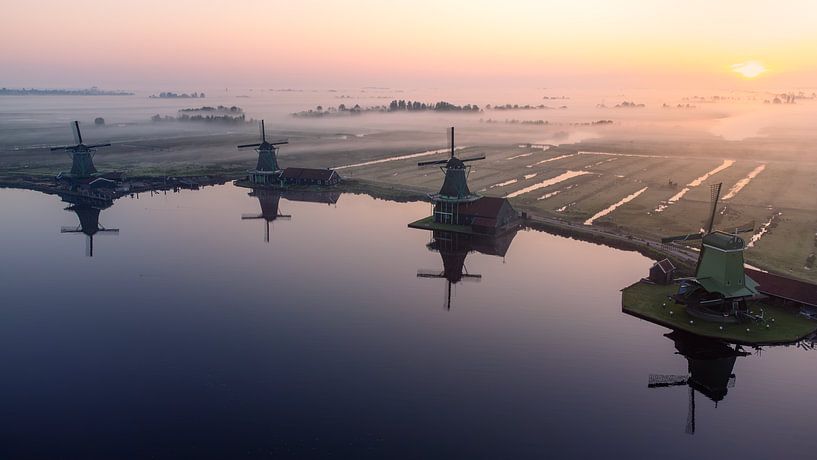 Mystischer Sonnenaufgang in der Zaanse Schans von Thijs Friederich