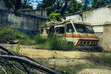 Verlaten camper in een ruïne - een verloren plek, overwoekerd door de natuur van InfiniteArtLabs