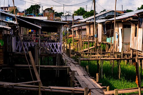 Traditioneel dorp op palen in de Amazone