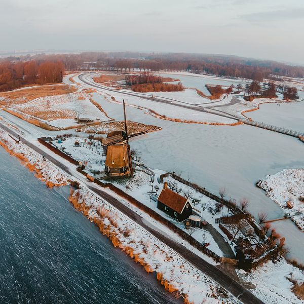 Sneeuw windmolen Twiske natuur gebied  bij zonsopkomst in Amsterdam Noord Drone Foto van Mike Helsloot