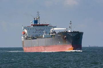 Schepen op zee onderweg naar de haven. van scheepskijkerhavenfotografie