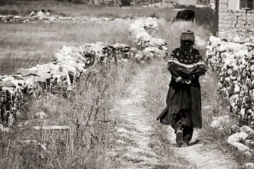 Traditioneel Ladakhi vrouw loopt naar de velden buiten Padum