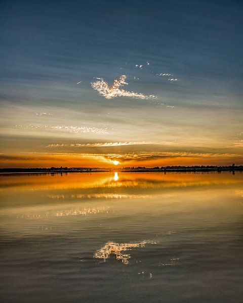 ein bunter Sonnenuntergang auf den Sondeler Leien in Friesland von Harrie Muis