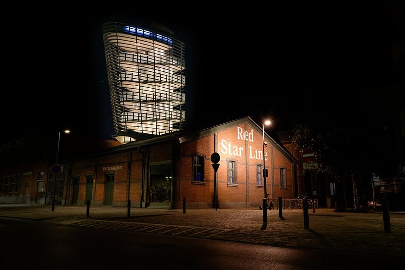 Gebäude der Red Star Line in Antwerpen bei Nacht von Chi