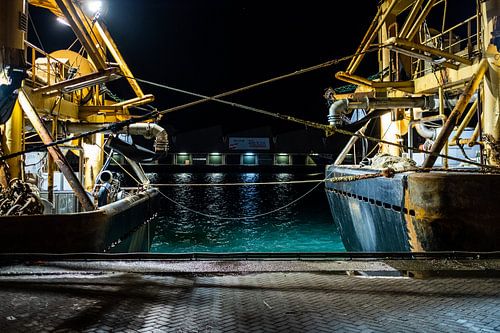 Touwtrekken tussen twee vissersschepen