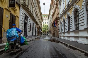 Homeless man in Budapest van Julian Buijzen
