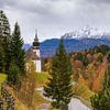 Die Wallfahrtskirche Maria Gern in Berchtesgaden und das Watzmann-Massiv im Hintergrund in Herbstfarben von Marga Vroom