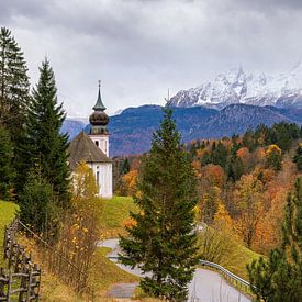 Het bedevaartskerkje Maria Gern in Berchtesgaden en het Watzmann-massief op de achtergrond in herfstkleuren van Marga Vroom