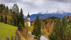 L'église de pèlerinage Maria Gern à Berchtesgaden et le massif du Watzmann en arrière-plan aux couleurs de l'automne