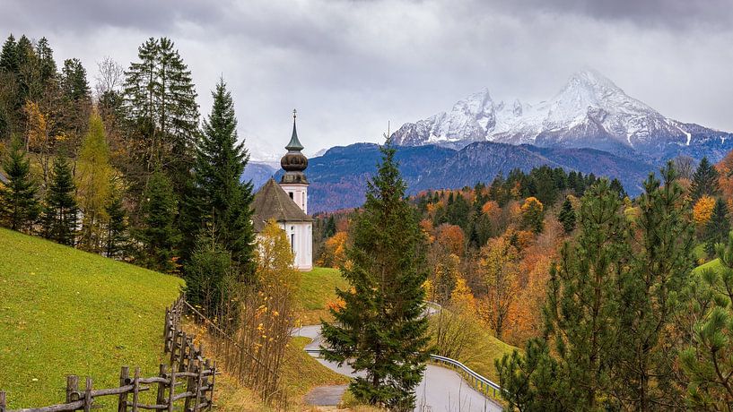 Het bedevaartskerkje Maria Gern in Berchtesgaden en het Watzmann-massief op de achtergrond in herfstkleuren van Marga Vroom