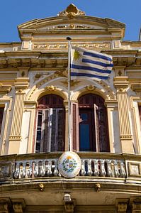 Gevel van gebouw met vlag Montevideo Uruguay van Dieter Walther