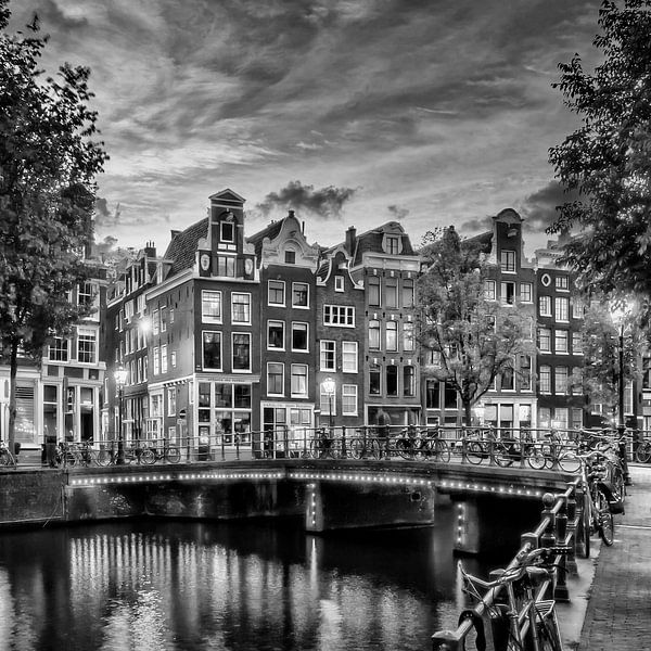 AMSTERDAM Abendidylle an der Singel | Monochrom von Melanie Viola