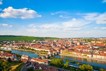 Würzburg mit der Alten Mainbrücke in Franken von Werner Dieterich