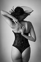 Silhouet van Reflectie: Rugportret in Zwart-Wit