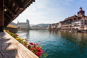 Oude stad Luzern in Zwitserland van Werner Dieterich