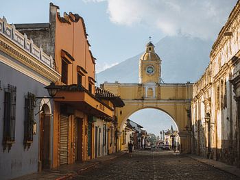 Der Santa Catalina-Bogen in Antigua, Guatemala am Morgen mit dem Vulkan Agua im Hintergrund