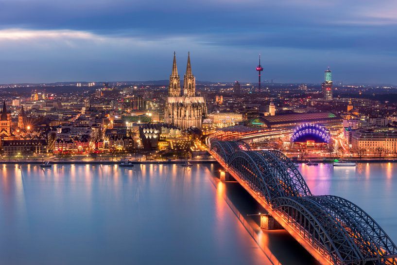 Die Kölner Skyline am Abend von Dennisart Fotografie
