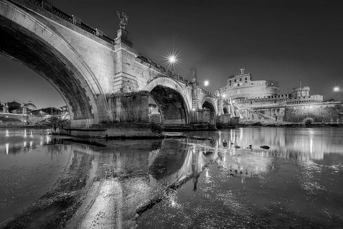 Rome met de Engelenbrug, Castel Sant'Angelo en de Sint-Pietersbasiliek.  Zwart Wit