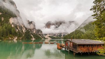 Lago di Braies in de Dolomieten. van Menno Schaefer