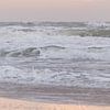 Strand | Ruwe Noordzee bij winterlicht van Servan Ott