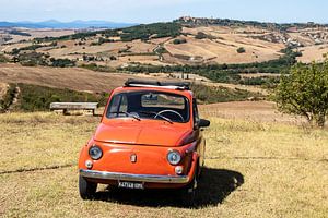 Fiat 500 dans un paysage toscan (1)