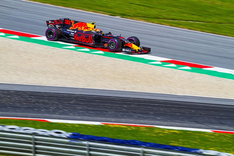 Max Verstappen in actie tijdens de Grand-Prix van Oostenrijk 2017 van Justin Suijk