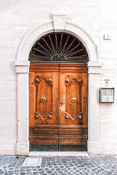 Holzeingangstür braun und weiß in Rom von Merel Naafs