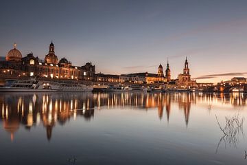 Dresden spiegelt sich in der Elbe wider #2
