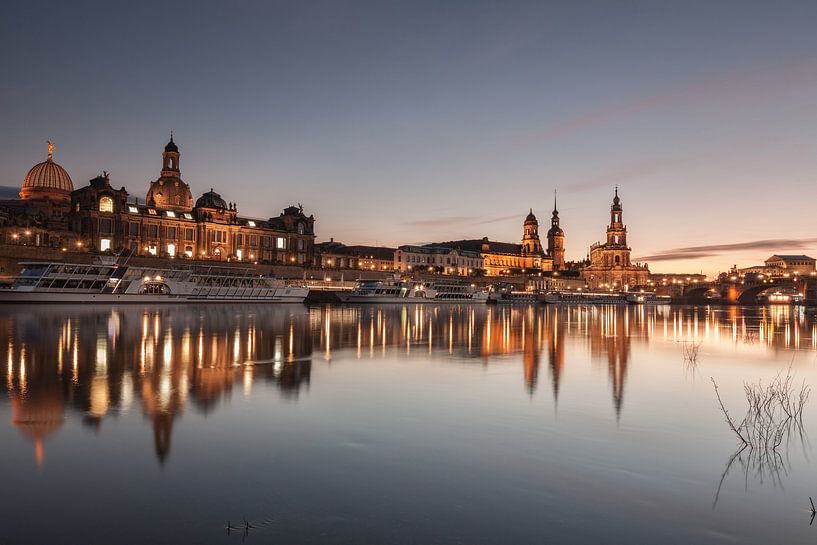 Dresden spiegelt sich in der Elbe wider #2 von Jiri Viehmann
