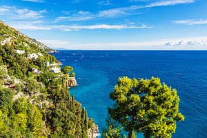Blick auf das Mittelmeer bei Positano an der Amalfiküste in Ita