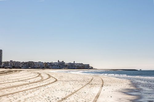 Zandstrand, uitzicht op de skyline en richting Rota, ochtendmist bij Playa de la Costilla, Costa de la Luz, Cadiz, Andalusië, Spanje.