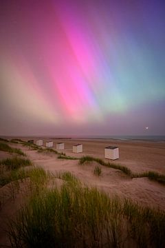 Noorderlicht boven het Zeeuwse strand van Thom Brouwer
