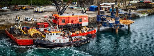 Bruisende middag in de haven van Fishguard met aangemeerde schepen