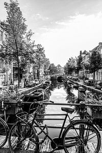 Fahrrad an einer Gracht in Amsterdam - Monochrom von Werner Dieterich