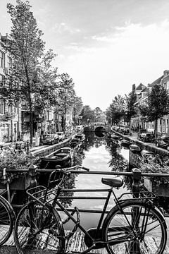 Fahrrad an einer Gracht in Amsterdam - Monochrom