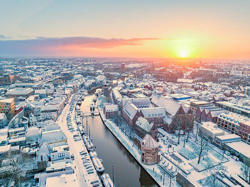 Zwolle besneeuwde Thorbeckegracht tijdens een koude winterochtend