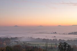 De Drie Keizerbergen in het gouden ochtendlicht.