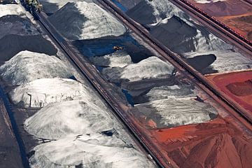 Photo aérienne du charbon sur le site de l'EMO dans le port de Rotterdam sur Anton de Zeeuw