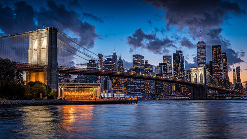 Brooklyn Bridge en Manhattan tijdens het blauwe uur
