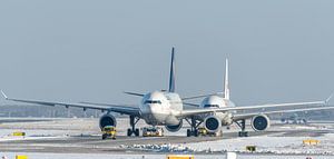Ein Airbus A330 der Lufthansa und eine Boeing 777 der Air China werden zum Terminal geschleppt.
