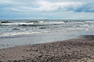 Dynamisches Wellenrauschen an der Nordsee in Dänemark