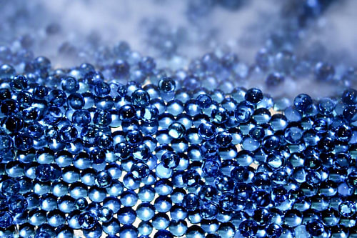 Abstrakte blaue Perlen mit glänzender Textur
